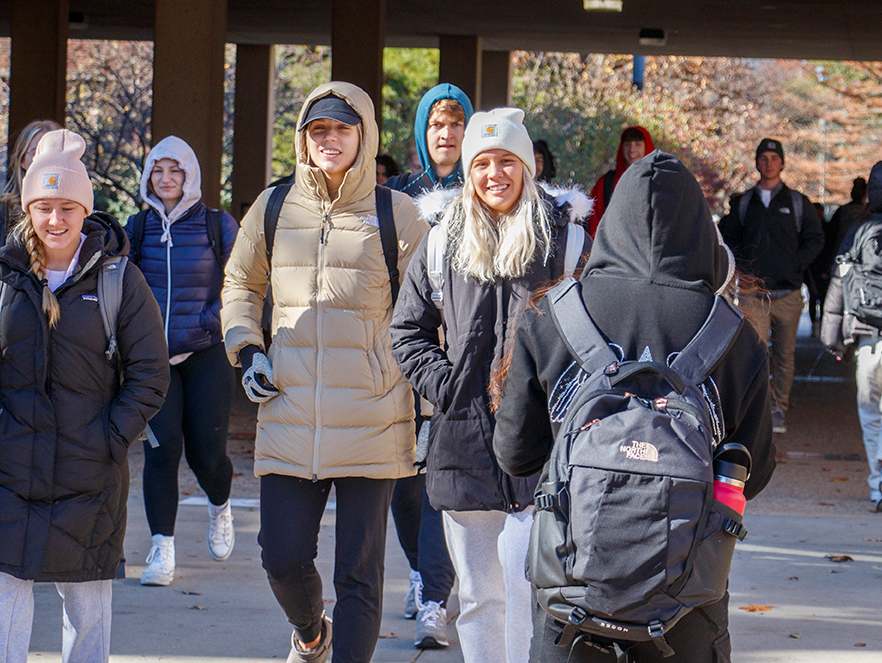Students at the University of Nebraska–Lincoln bundle up in coats and winter gear as deep cold weather arrives on campus. November 11, 2022. [Mike Jackson | Student Affairs] 