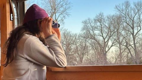 Student watches the sandhill cranes migrating at Platte River Valley.