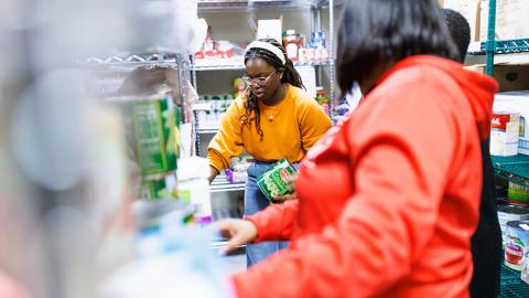 Maryam Sule, a first-year chemical engineering student from Bellevue, sorts food at Matt Talbot during the January Engage Lincoln event.